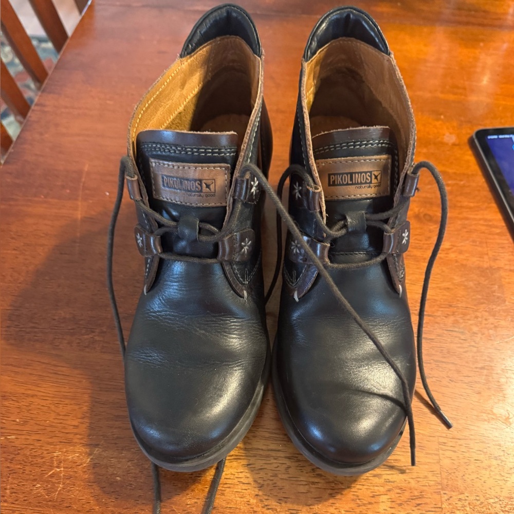 Pikolinos Smooth Leather Womans size 39
Worn once or twice . Like new .